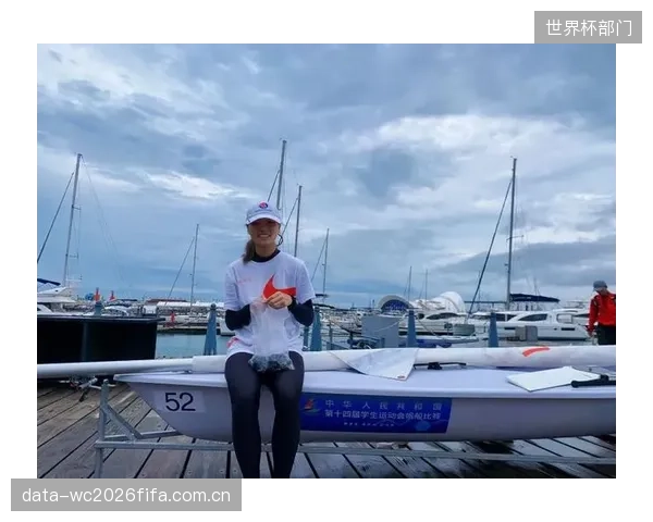 顶级职业赛事的浮标网络极尽奢华，而青少年帆船训练却在原始的“看风识水”阶段徘徊